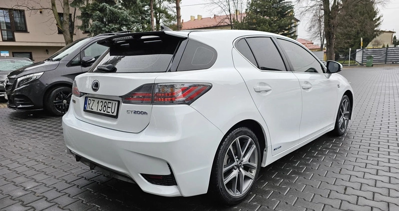 Lexus CT cena 62000 przebieg: 115000, rok produkcji 2016 z Rzeszów małe 137